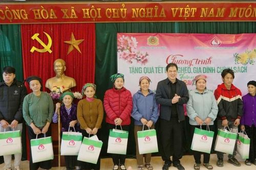 Đoàn công tác của tỉnh tặng quà Tết tại xã Thái Học (Bảo Lâm)