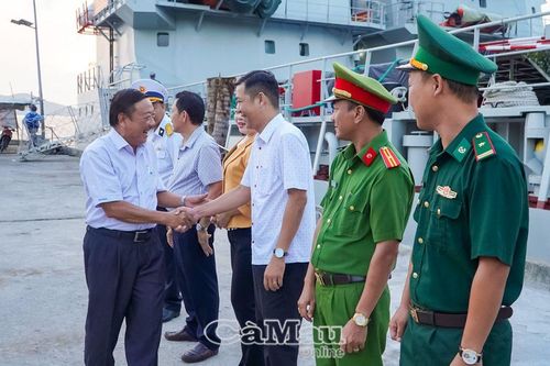 Thăm, tặng quà cán bộ, chiến sĩ đảo Nam Du - điểm cuối hải trình thăm các đảo Tây Nam