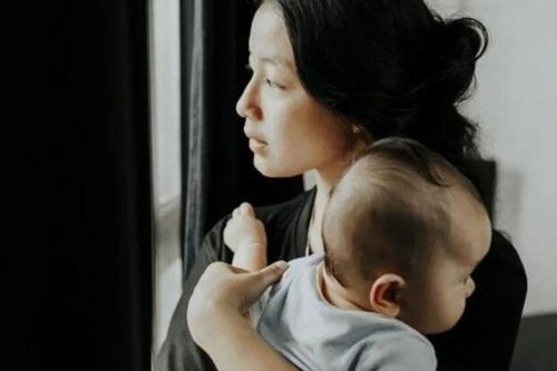 Mẹ chồng bỗng cho tôi 2 cây vàng, sau khi nghe em dâu nói mỗi tháng chi 10 triệu/tháng thuê bảo mẫu chăm con