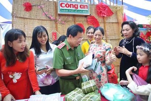 'Chợ Tết nghĩa tình' – 'Phiên chợ' độc đáo của Công an TPHCM