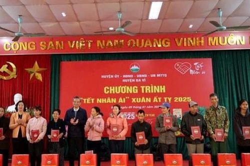 Ba Vì: Lan tỏa yêu thương trong Chương trình 'Tết nhân ái' xuân Ất Tỵ 2025