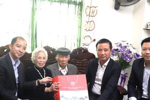 Lãnh đạo quận Hoàng Mai thăm, tặng quà người có công