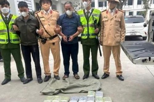 Video cảnh sát ở Nghệ An nổ súng bắt xe nghi chở ma túy, trên xe có Chủ tịch xã