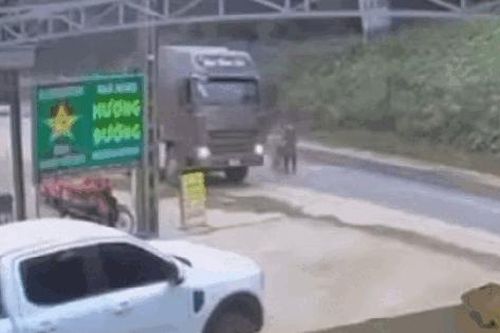 Dắt xe đạp sang đường đúng 'điểm mù' của xe đầu kéo, người phụ nữ gặp tai nạn thương tâm