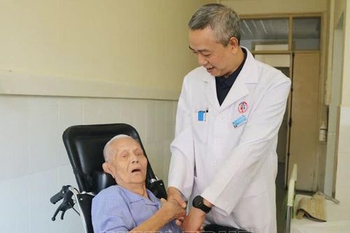 Phẫu thuật thành công cho cụ ông 96 tuổi bị ngã tụ máu não