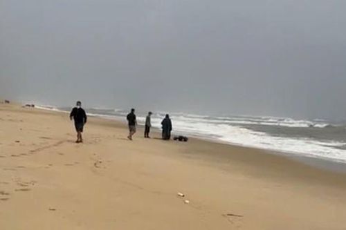 Bàng hoàng phát hiện thi thể trôi dạt vào bờ biển ở Huế