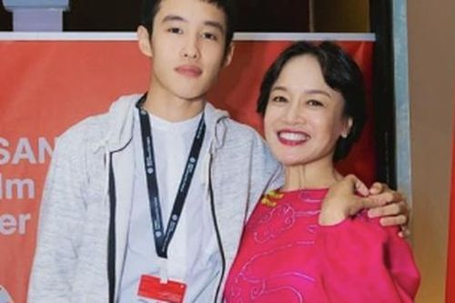 Phản ứng của nghệ sĩ Tú Oanh khi con trai bị chê trong phim 'giờ vàng'