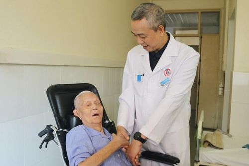 Chủ quan không kiểm tra sau ngã, cụ ông 100 tuổi bị máu tụ dưới màng cứng