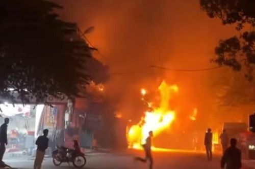 Cháy dãy nhà trên đường Hồ Tùng Mậu