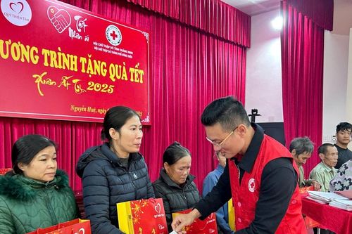 Quảng Ninh: Trao 2.500 suất quà ' Tết Nhân ái'