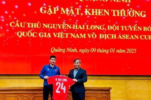 Cầu thủ Nguyễn Hai Long tặng Quỹ Vì người nghèo tỉnh Quảng Ninh 50 triệu đồng