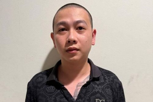 Đối tượng truy nã quốc tế diện nguy hiểm ra đầu thú