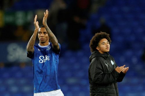 Ashley Young đánh bại con trai ở FA Cup