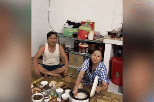 Bố mẹ sững sờ đến 'xịt keo' khi con gái bất ngờ trở về từ Nhật Bản