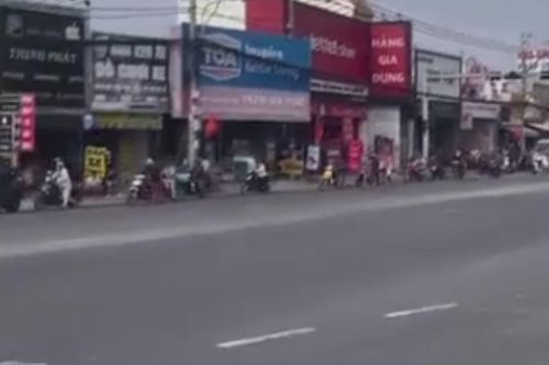 Đèn giao thông tê liệt, người dân TP.HCM dẫn bộ xe vượt giao lộ
