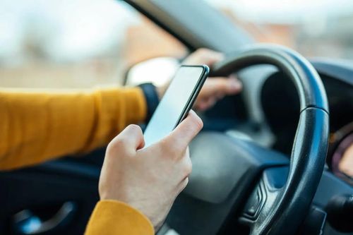 Nhắn tin, xem điện thoại khi lái ôtô bị phạt gấp 8 lần Thái Lan