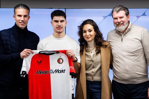 Con trai Van Persie được ký hợp đồng chuyên nghiệp