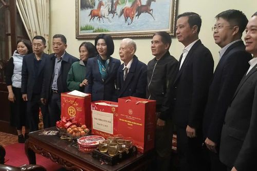 Lãnh đạo Thành phố thăm, tặng quà gia đình chính sách quận Hoàng Mai