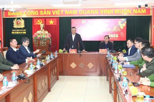 Chủ tịch UBND TP Hà Nội thăm, chúc Tết cán bộ, chiến sĩ công an, thương binh