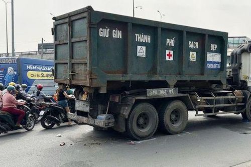 Tai nạn giao thông mới nhất 10/1/2025: va chạm xe tải, cụ ông bị thương nặng