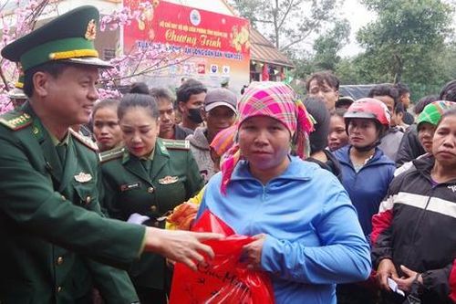 Rộn ràng sắc xuân nơi biên cương Việt Nam-Lào