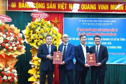 Quảng Bình trao giấy chứng nhận đăng ký đầu tư dự án xây dựng Khu công nghiệp Cam Liên