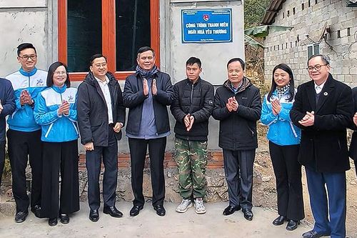 Trao 9 'Ngôi nhà yêu thương' và nhiều công trình an sinh xã hội tặng người dân Cao Bằng