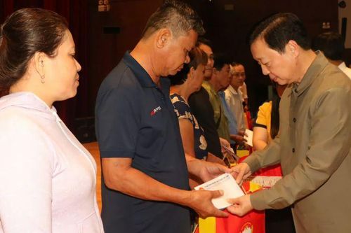 Phó Thủ tướng Trần Hồng Hà thăm, tặng quà Tết các gia đình chính sách ở Bình Dương