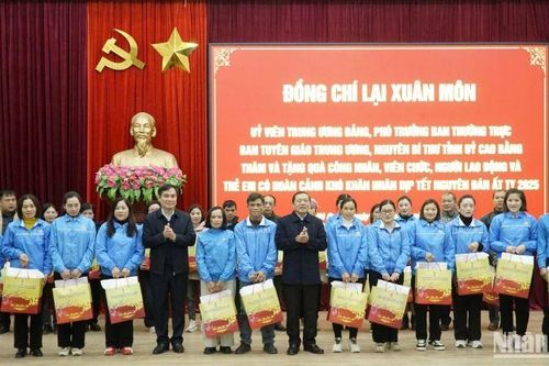 Đoàn công tác Ban Tuyên giáo Trung ương tặng quà Tết tại Cao Bằng
