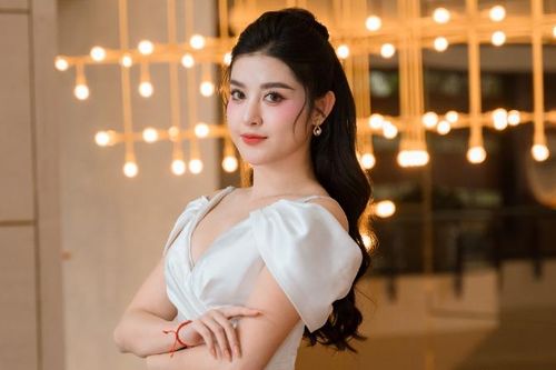 Á hậu Huyền My đẹp rực rỡ trong ngày sinh nhật báo Tiền Phong điện tử