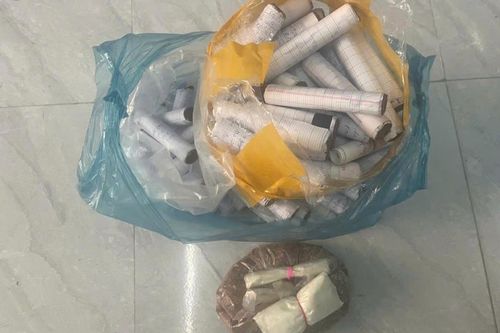 Thiếu niên giao nộp pháo nổ