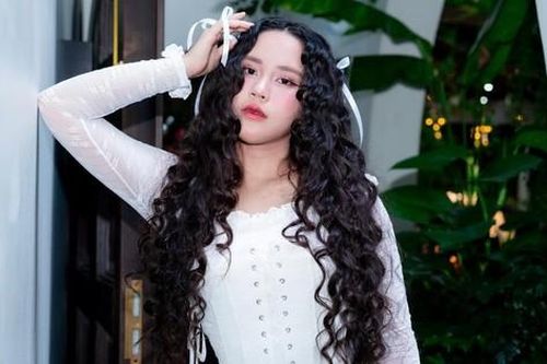 Bella Vũ tham gia hoạt động thiện nguyện mang quà Tết sớm tặng các em nhỏ vùng cao