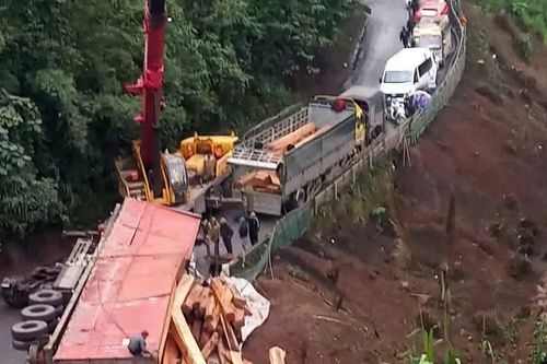 Quốc lộ 15D đi cửa khẩu quốc tế La Lay kẹt xe kéo dài sau vụ lật container