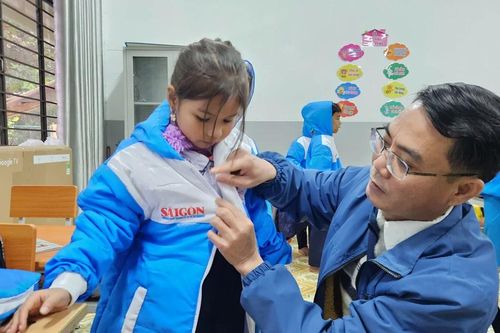 Thăm khám, tặng quà cho học sinh và người dân miền núi Quảng Nam