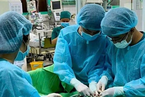 Cứu sống bệnh nhi sơ sinh nặng 2,6 kg bị teo thực quản