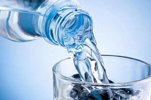TPHCM phát hiện mẫu nước đóng chai, nước đá không đạt chất lượng
