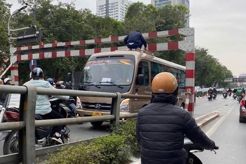 Xử phạt tài xế điều khiển xe khách đi lên cầu vượt Tây Sơn