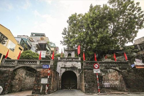 Nghe lòng mình chạm thành quách cũ…