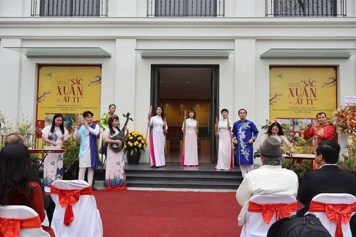 Cuộc gặp gỡ hội họa và điêu khắc tại triển lãm 'Sắc Xuân Ất Tỵ'