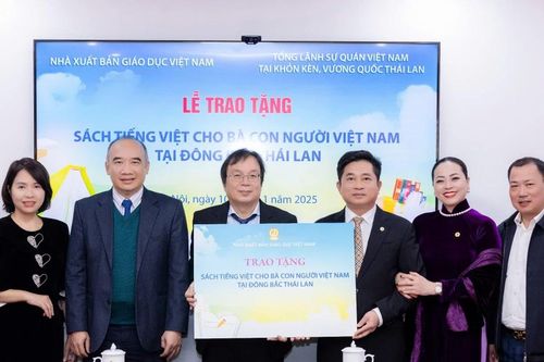 Trao tặng sách cho đồng bào người Việt tại Đông Bắc Thái Lan