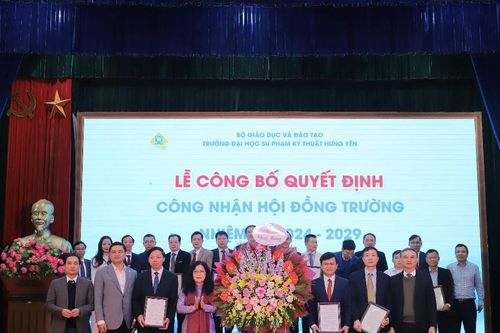 Trao quyết định công nhận Chủ tịch Hội đồng Trường ĐH Sư phạm Kỹ thuật Hưng Yên