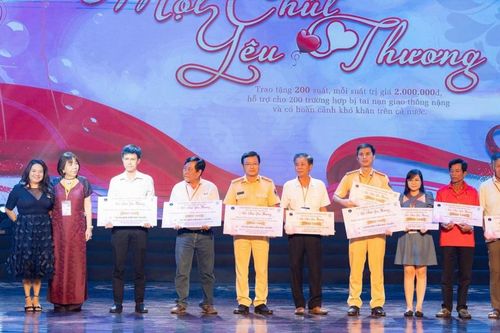 Trao yêu thương tới nạn nhân bị tai nạn giao thông nặng có hoàn cảnh khó khăn