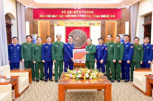 Bộ Tư lệnh Cảnh sát biển Việt Nam chúc Tết cán bộ, chiến sĩ BĐBP Nghệ An