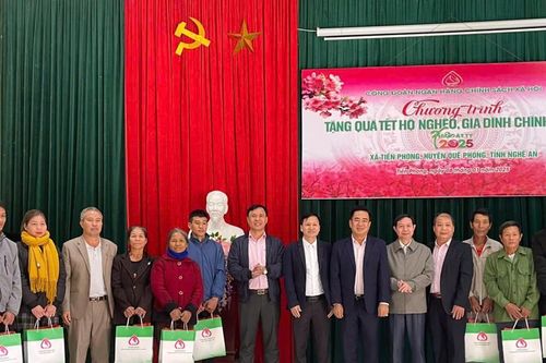 Ngân hàng Chính sách xã hội tặng quà Tết cho các hộ nghèo, gia đình chính sách một số huyện tại Nghệ An