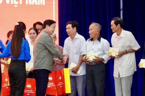 Phó Thủ tướng Trần Hồng Hà tặng quà Tết cho hộ nghèo, công nhân tại Bà Rịa - Vũng Tàu