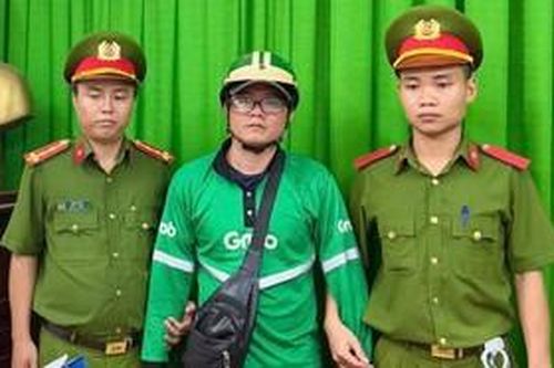 Tạm giữ tài xế xe ôm và nhân viên xe buýt ẩu đả giữa đường, gây ùn tắc