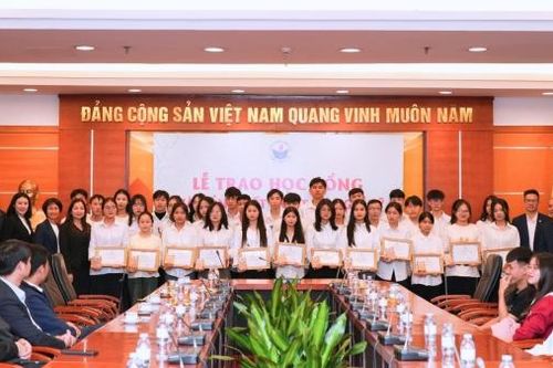 Quỹ Thắp Sáng Niềm Tin trao học bổng và tổng kết hoạt động năm 2024 tại các cộng đồng