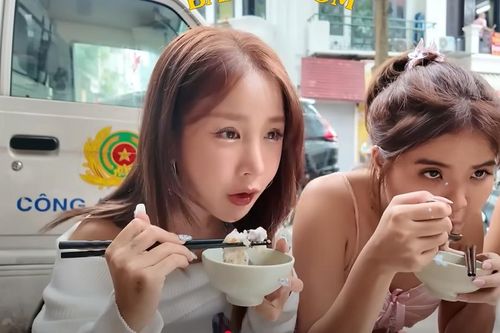 Ăn món làm từ bột xay cối đá ở Hà Nội, cô gái Thái Lan nức nở khen ngon