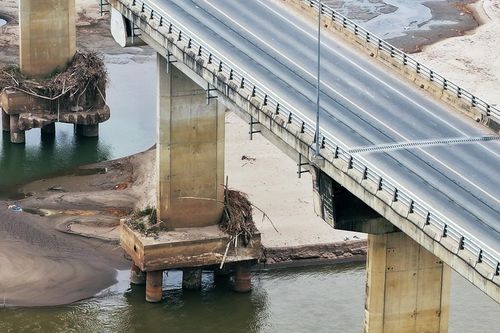 Sông Hồng cạn trơ đáy, lộ cả móng cầu nghìn tỷ nối Hà Nội - Phú Thọ
