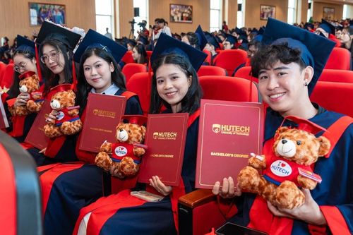 Lễ tốt nghiệp nhiều cung bậc cảm xúc của sinh viên HUTECH